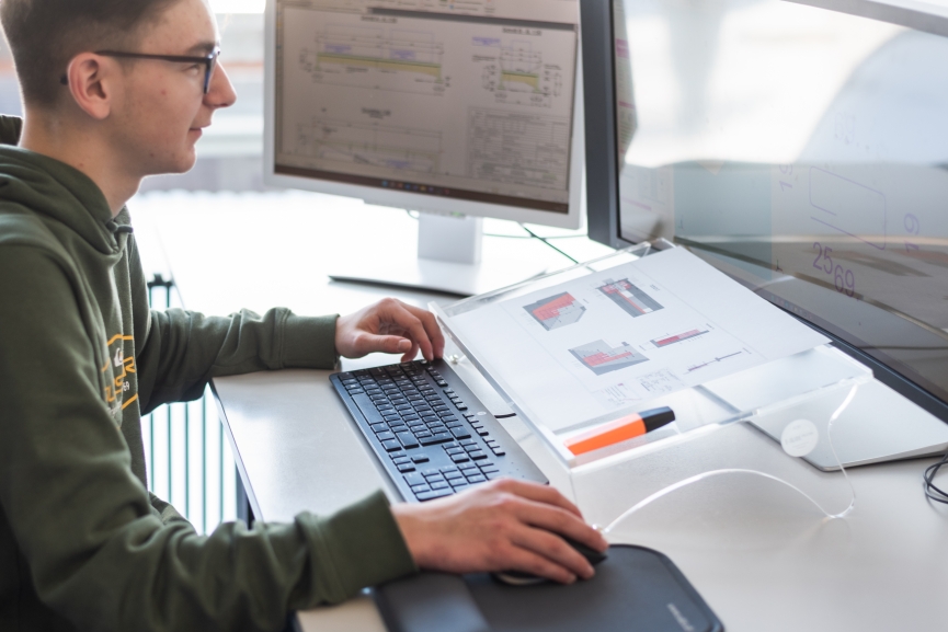 Ausbildung, Zeichner EFZ Fachrichtung Ingenieurbau, bei der Arbeit, CAD, Bildschirm, Modelle, Plan zeichnen