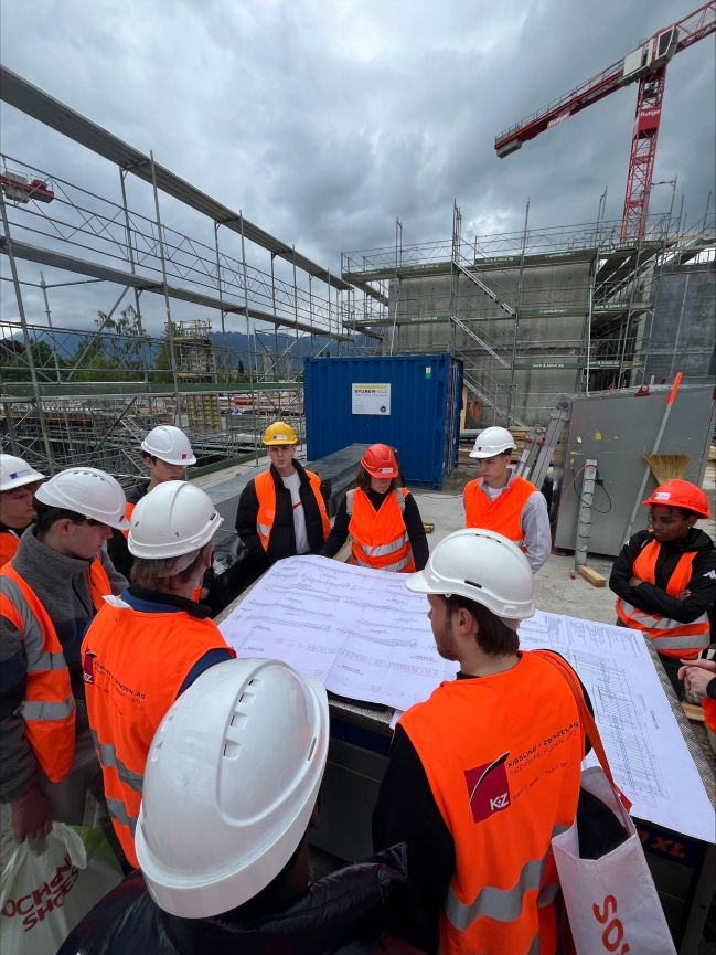 Lernendenausflug 2024, erfolgreiche Ausbildung als Zeichnerin / Zeichner EFZ Fachrichtung Ingenieurbau, Besuch auf der Baustelle, Verknüpfen von Theorie und Praxis